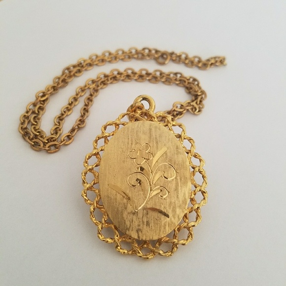 none Jewelry - 2/$15! Vintage Flower Necklace gold tone